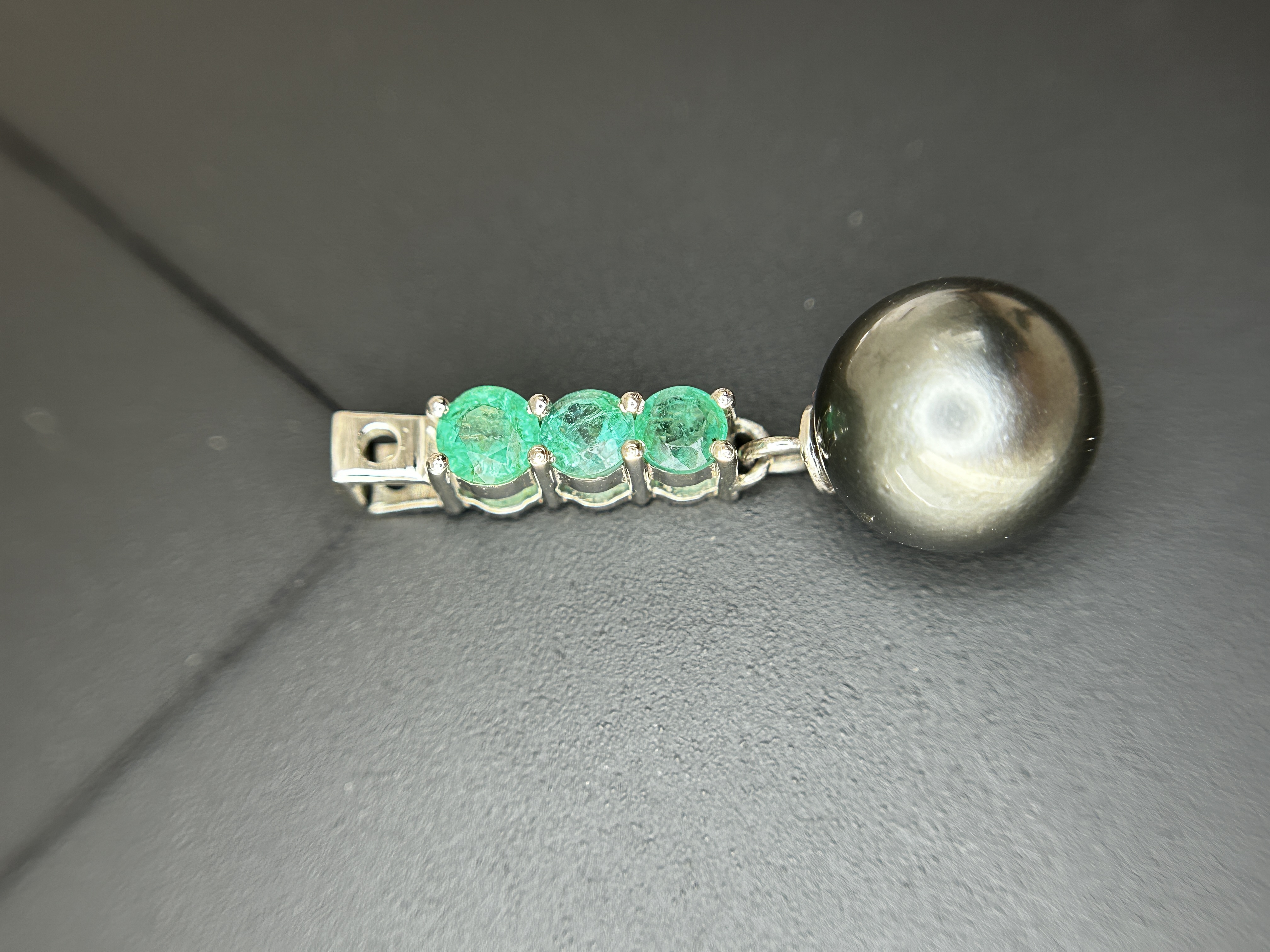 Beautiful 9.25CT Natural Tahitian Pearl With Emerald & 950 Platinum Pendant