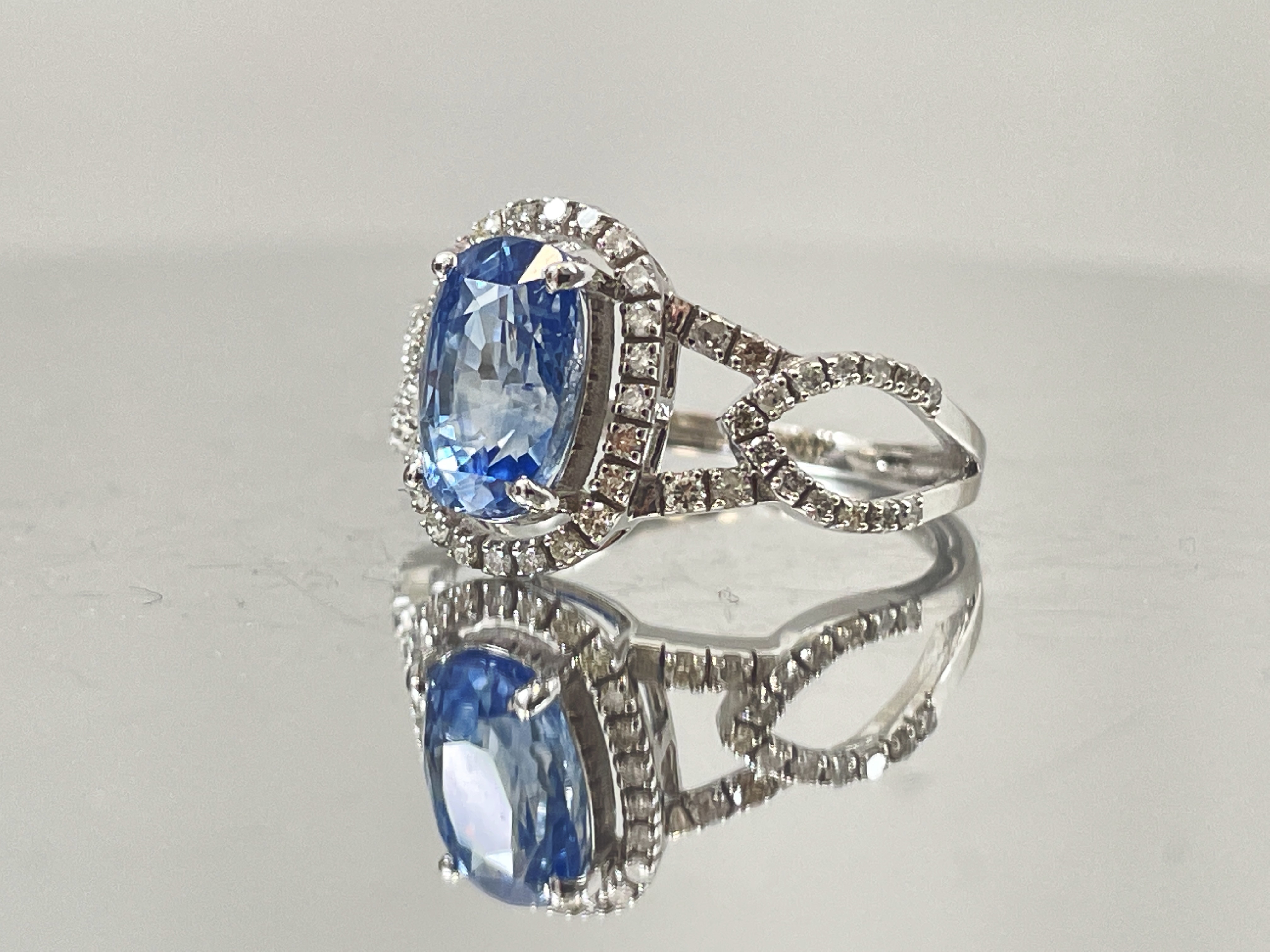 Beautiful 3.16 CT Natural Ceylon Cornflour Blue Sapphire Diamonds & 18k Gold