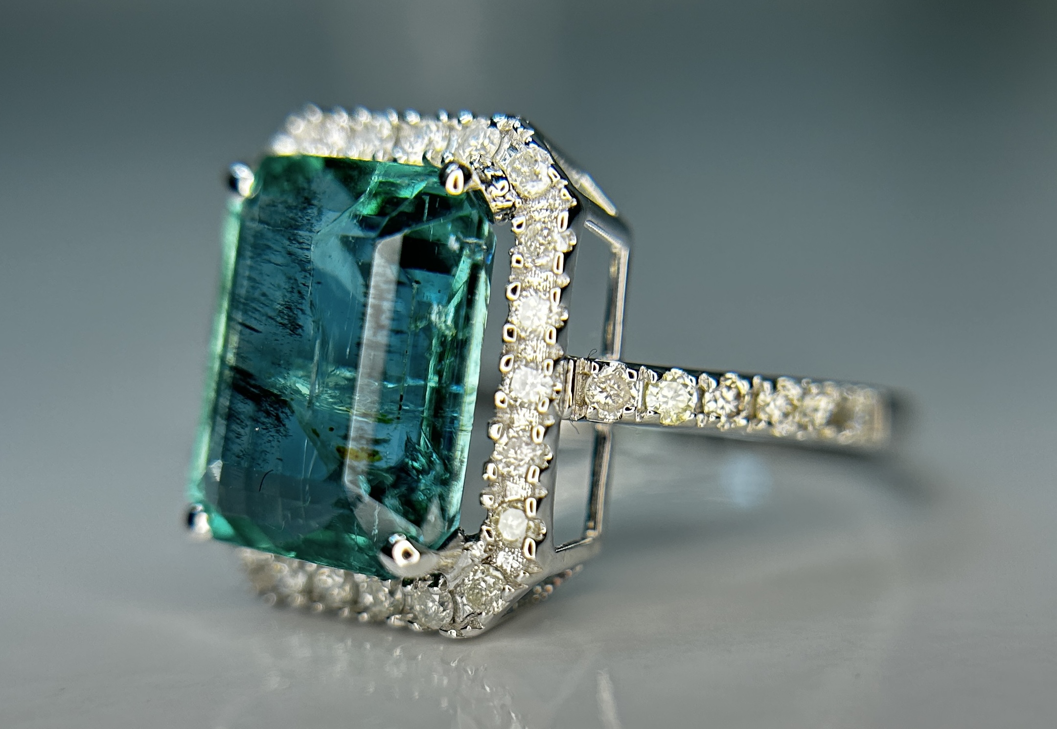 Beautiful Natural Emerald 4.27 CT With Natural Diamonds & 18k Gold