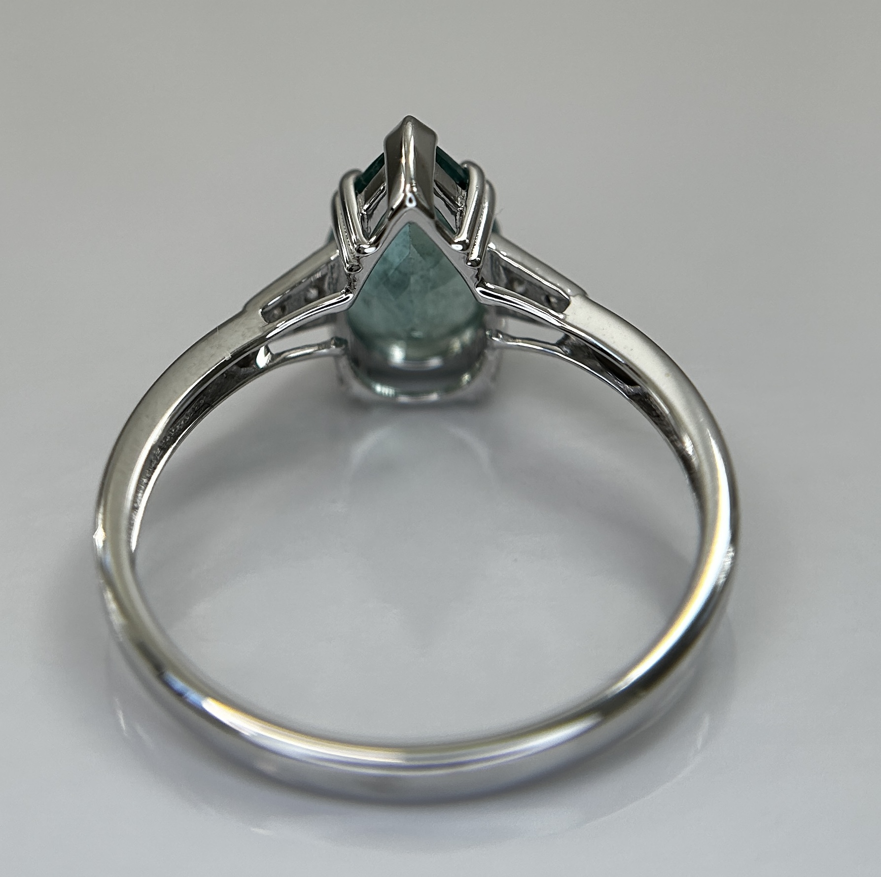 Beautiful Natural Emerald 1.81 CT With Natural Diamonds & 18k Gold