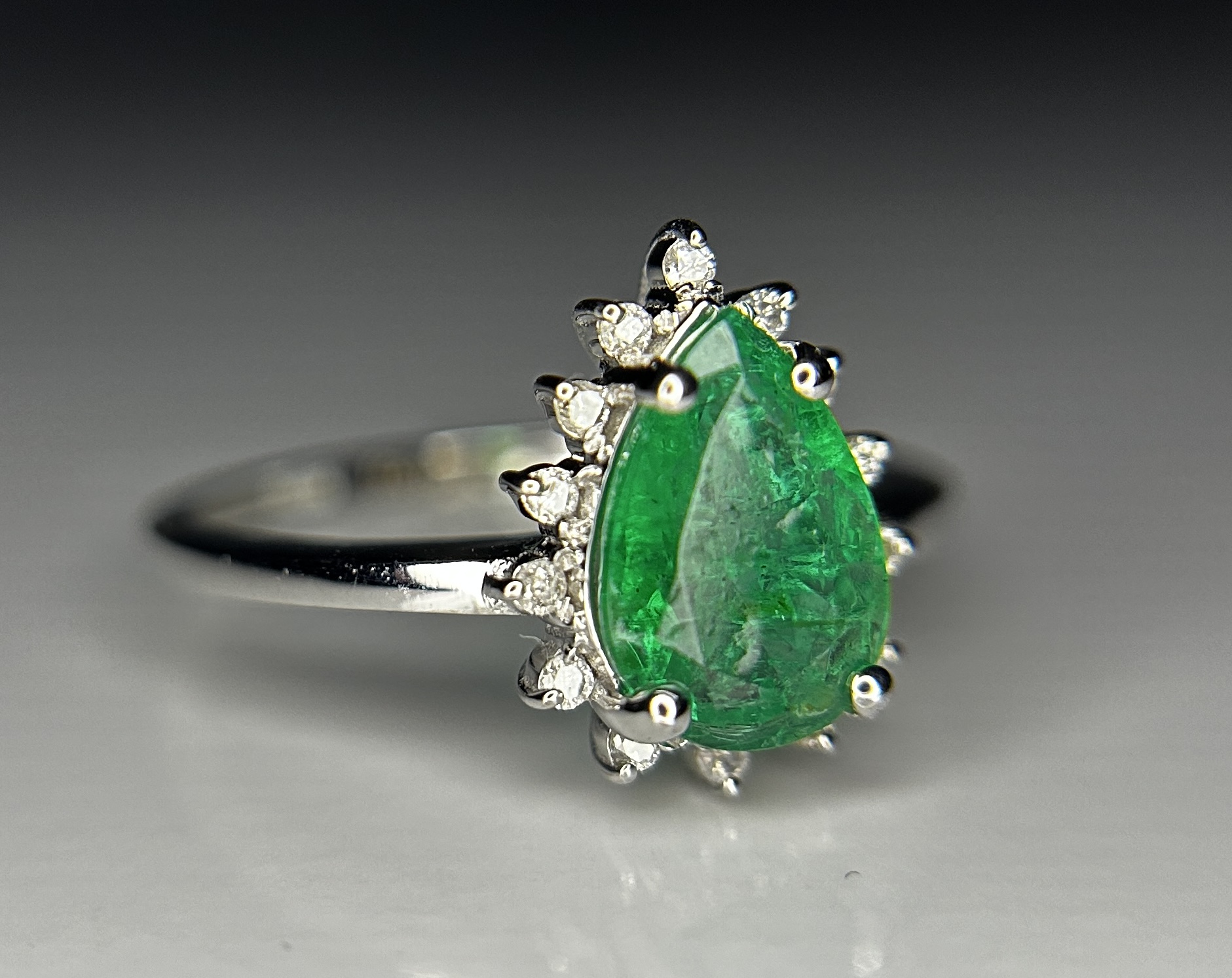 Beautiful 1.18ct Natural Emerald With Natural Diamonds & 18k Gold
