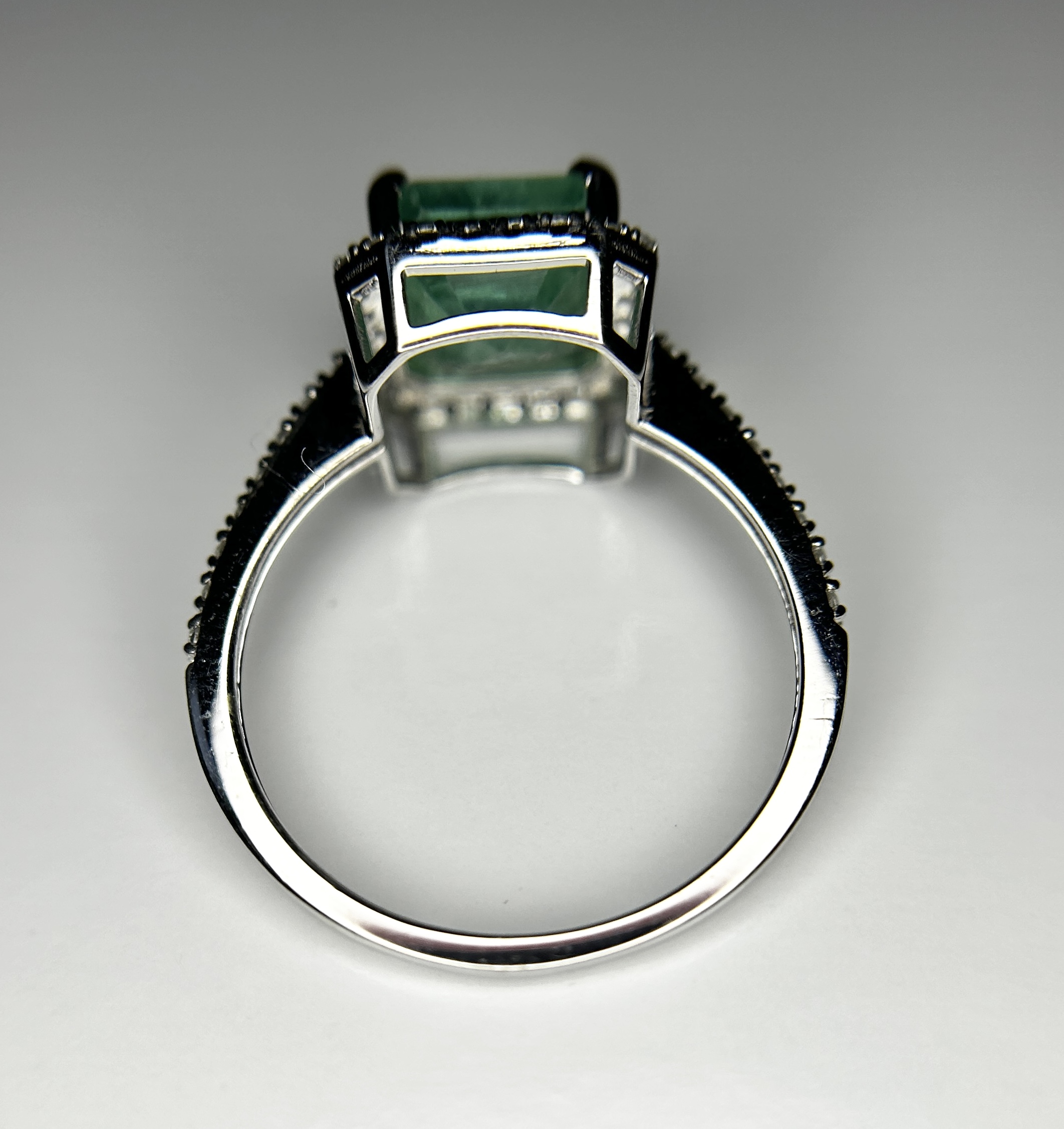 Beautiful 2.59ct Natural Columbian Emerald With Natural Diamonds & 18k Gold