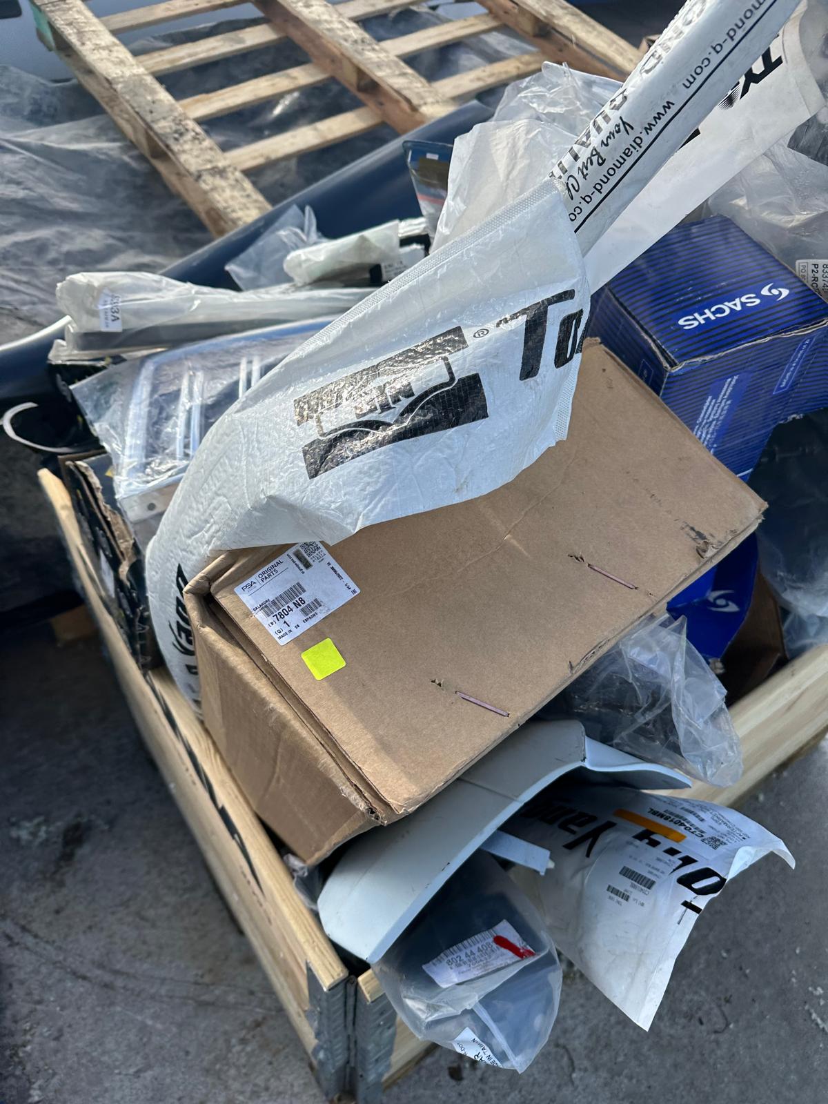 Pallet of Miscellaneous Car Parts Automotive Body Parts RRP £1200