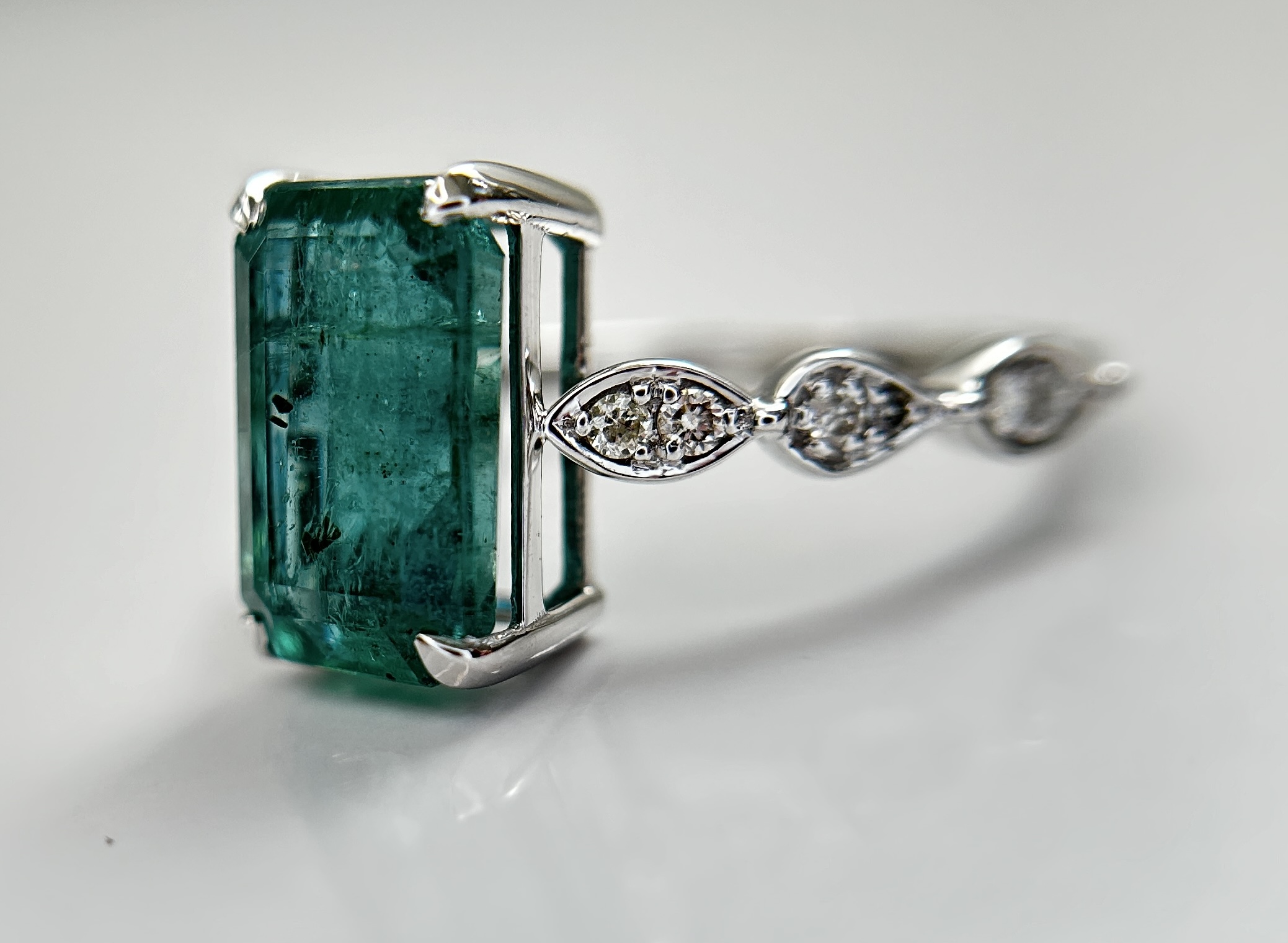 Beautiful Natural Emerald 3.97CT With Natural Diamonds & 18k Gold