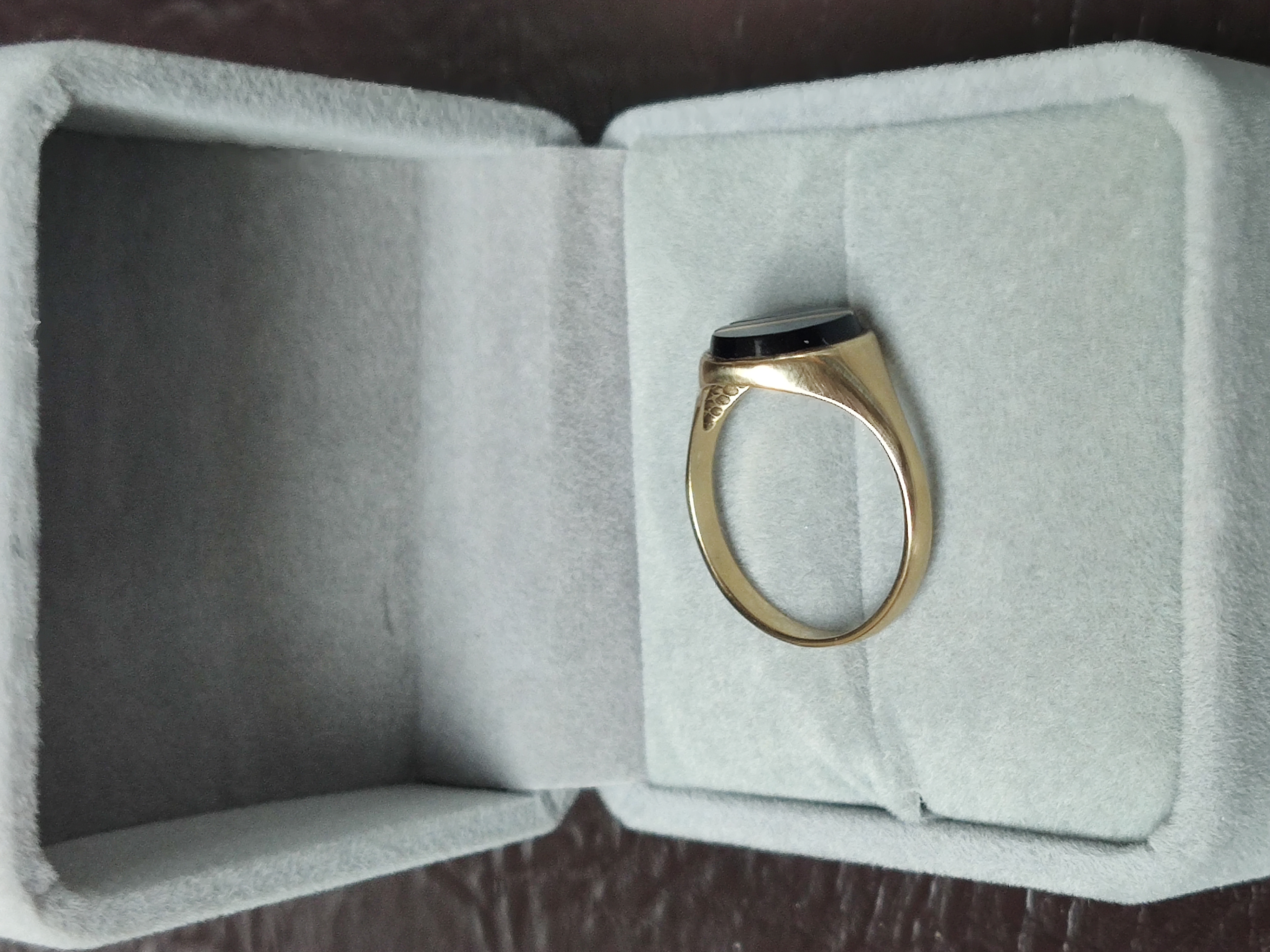 9ct gold onyx gent's ring. Size S.