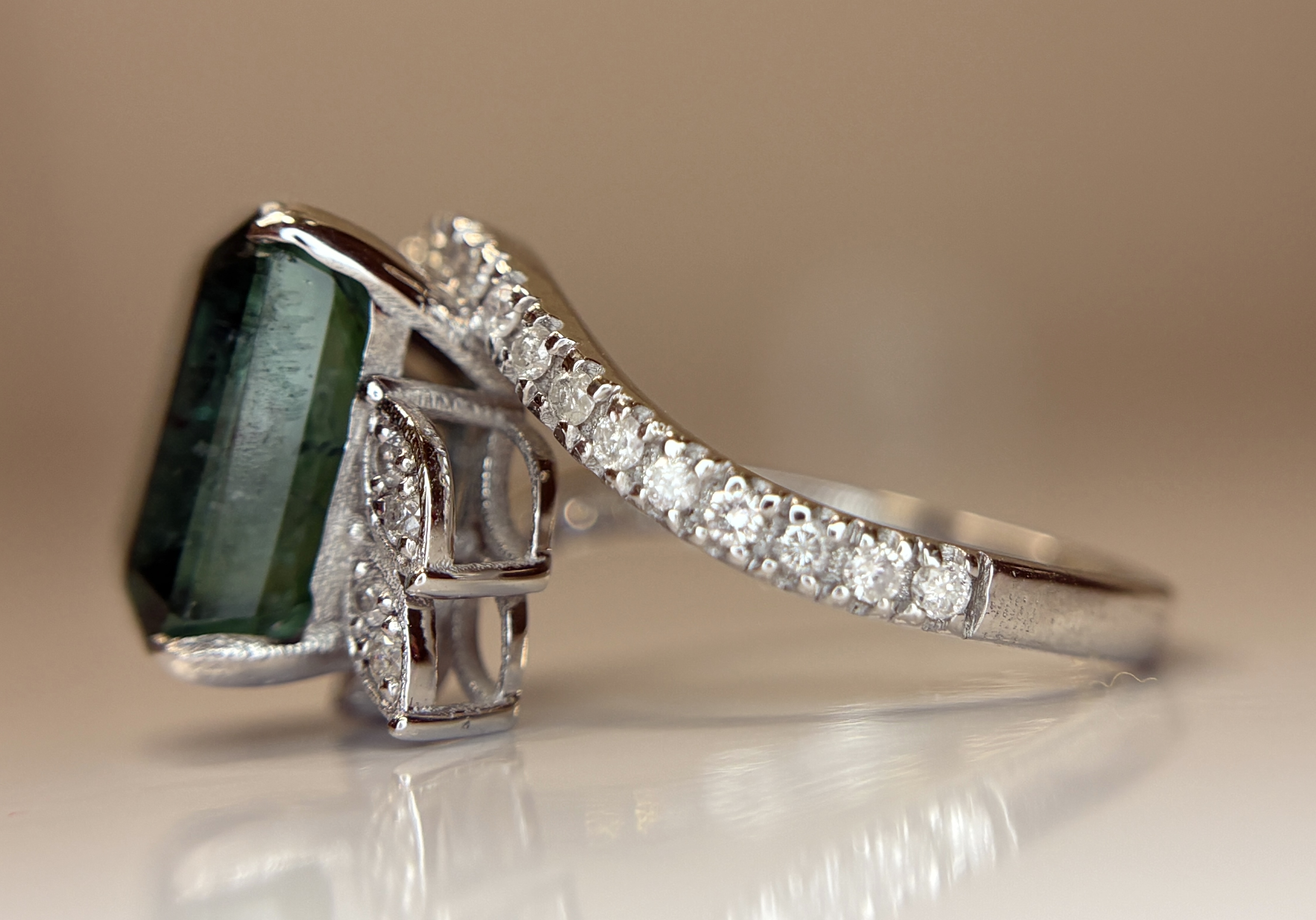 Beautiful 5.45 CT Natural Emerald With Natural Diamonds & 18k Gold