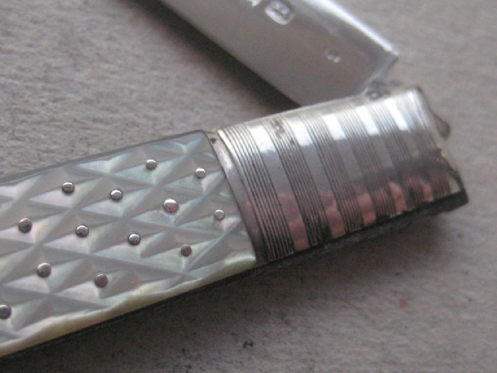 George IV Mother of Pearl Hafted Silver Bladed Folding Fruit Knife, Sheffield 1825