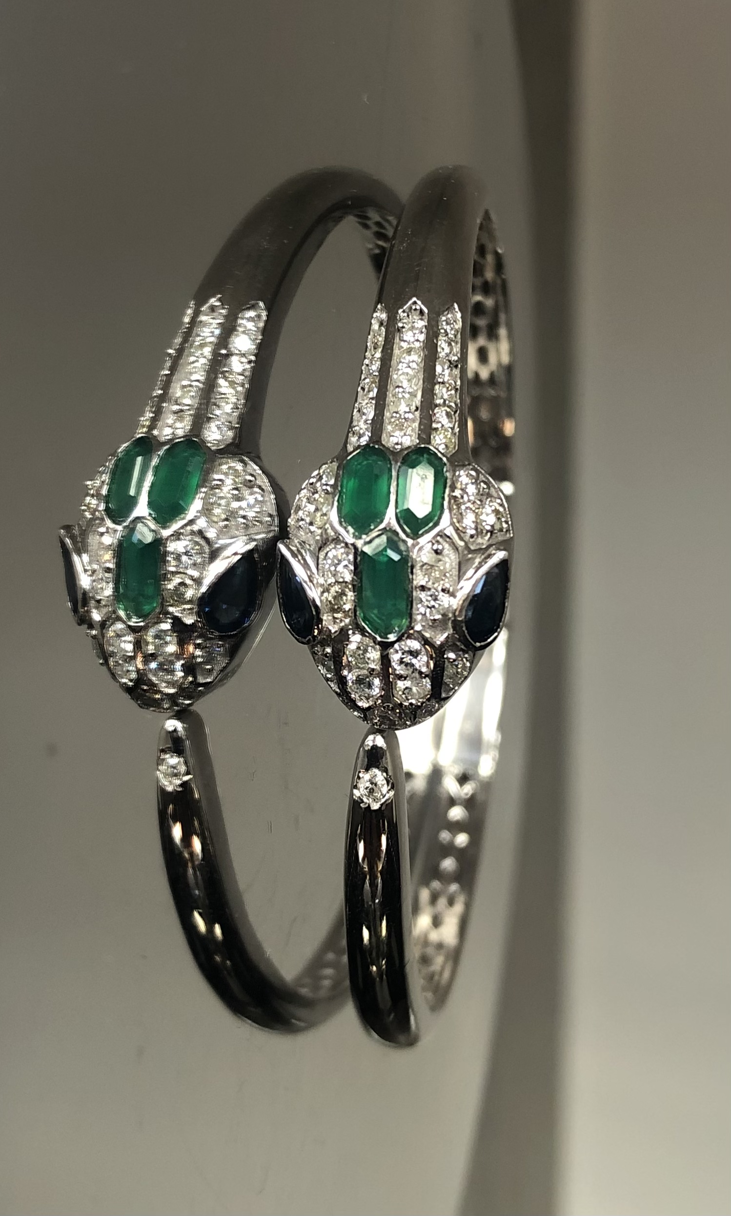Beautiful Natural Diamond, Blue Sapphire and Green Onyx Snake Bracelet With 18k White Gold