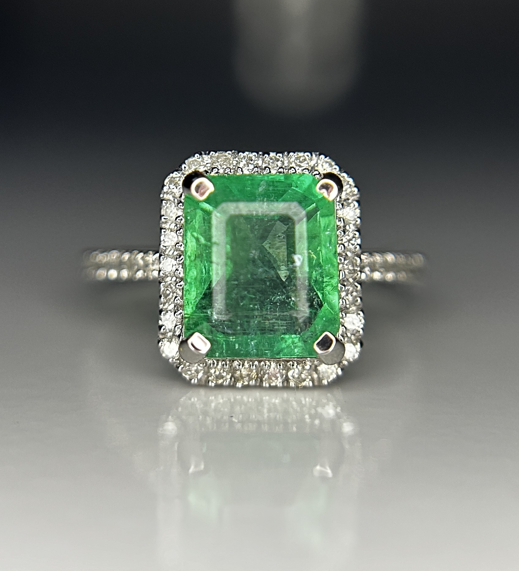 Beautiful 2.59ct Natural Columbian Emerald With Natural Diamonds & 18k Gold