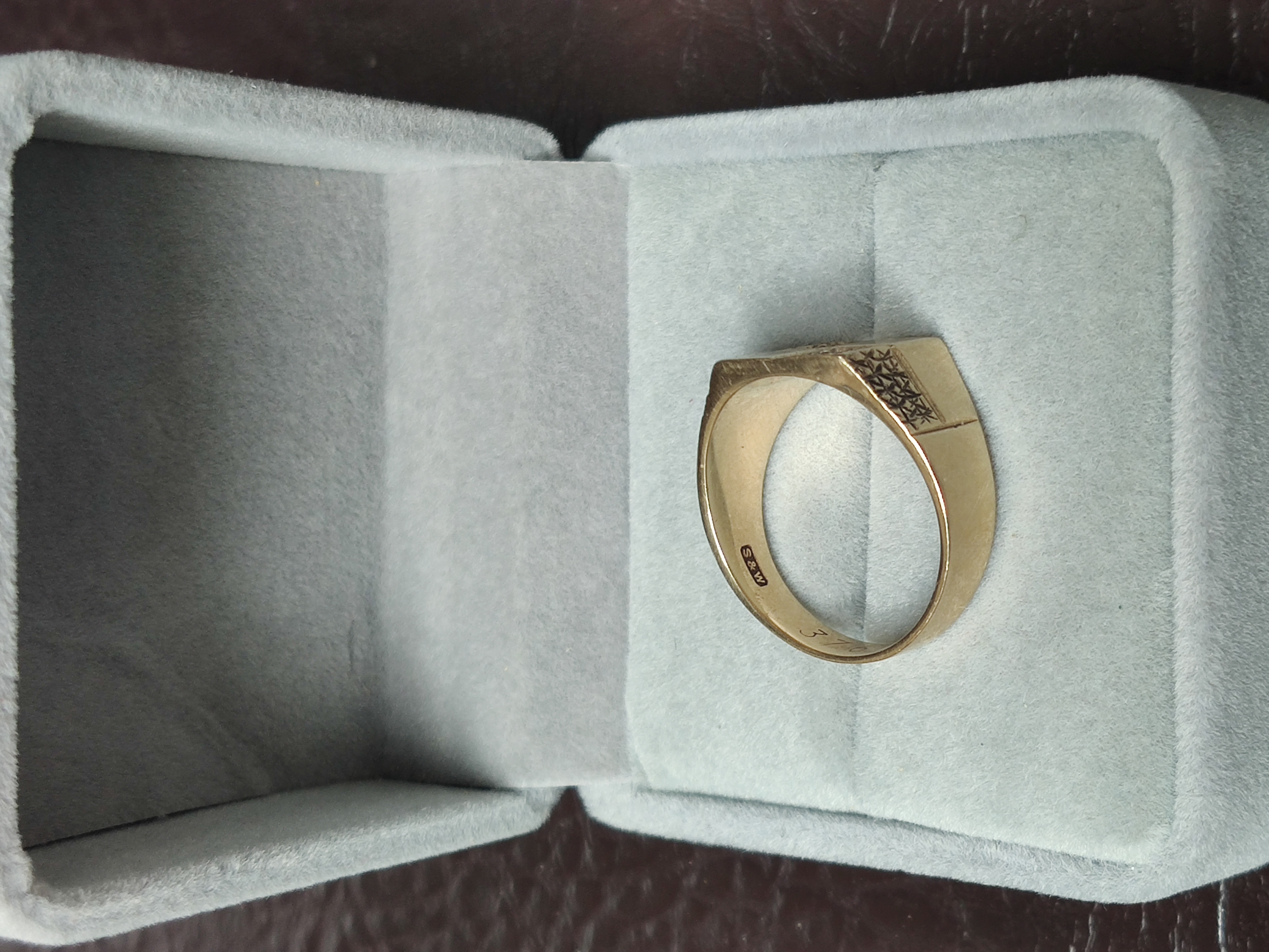 9ct gold gent's ring. Size T ½.