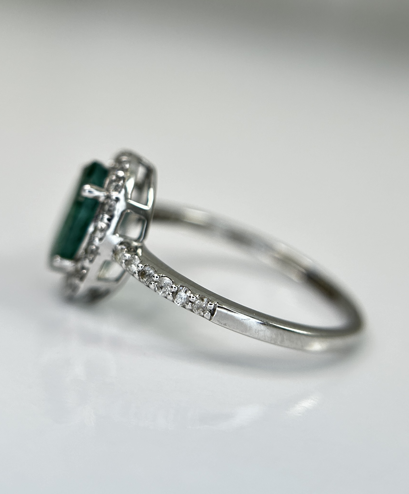 Beautiful Natural Emerald 1.22CT With Natural Diamonds & 18k Gold