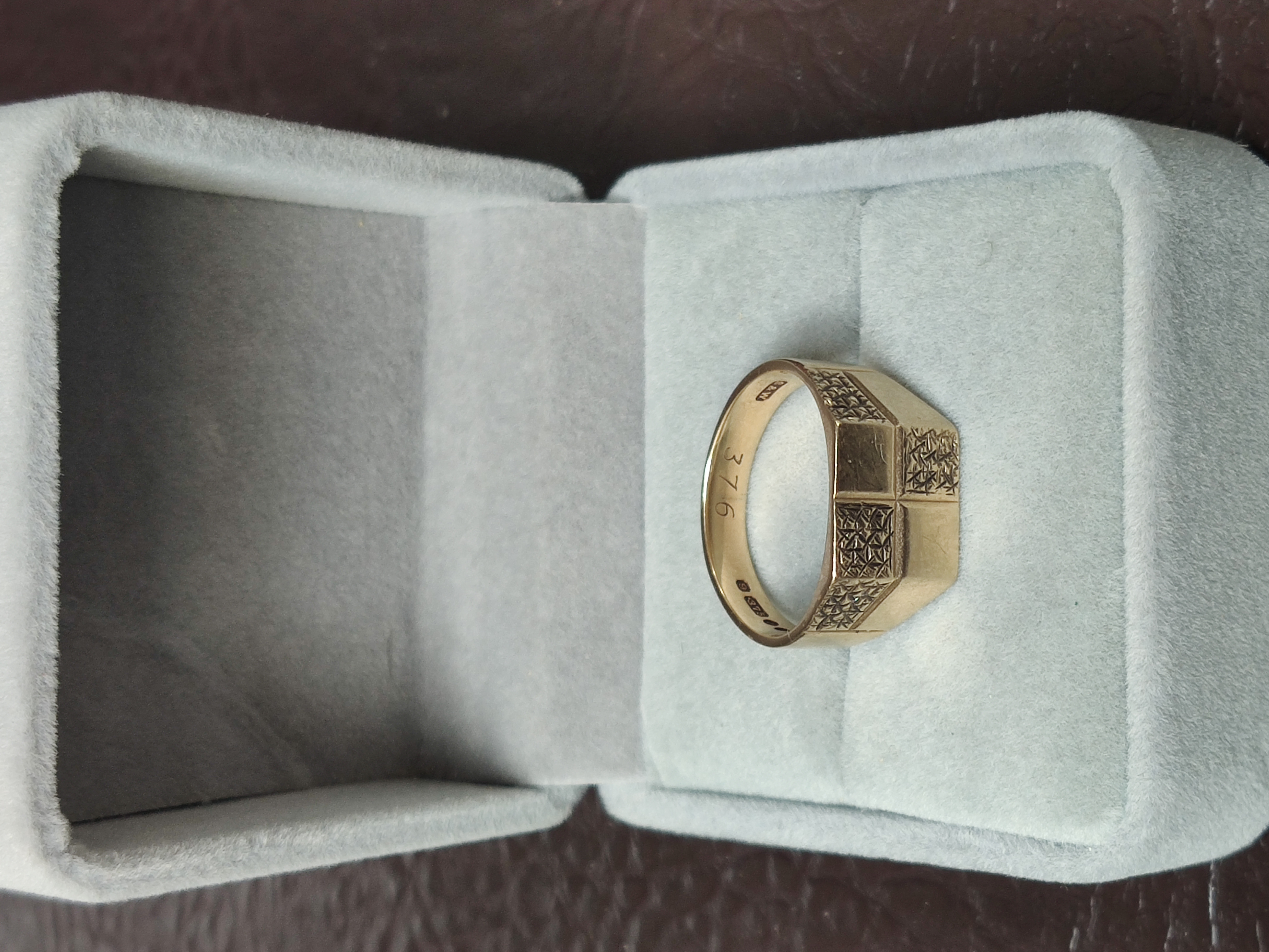 9ct gold gent's ring. Size T ½.