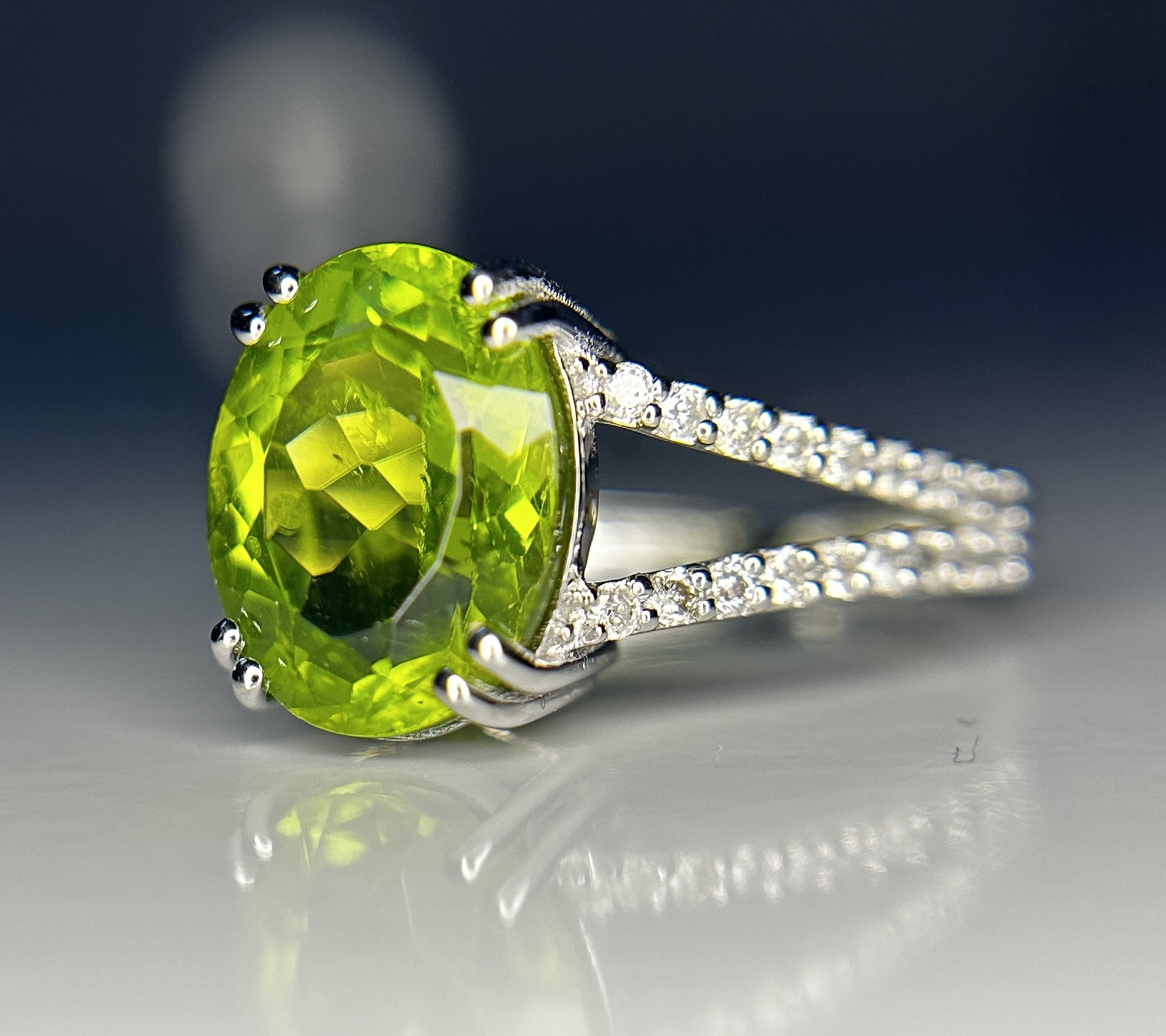Beautiful 4.41 CT Natural Peridot With Natural Diamonds & 18k Gold