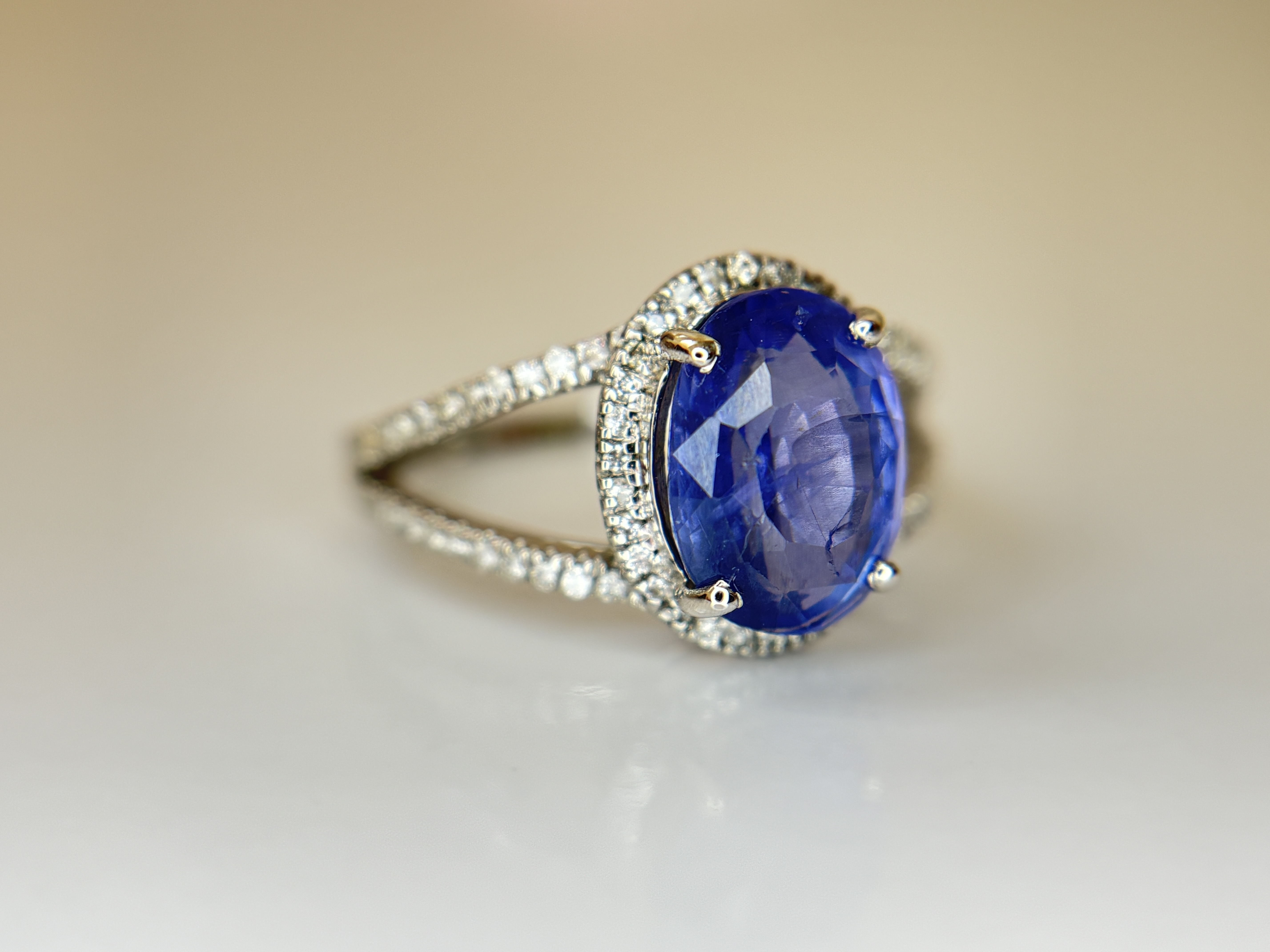 Beautiful 2.83 CT Natural Ceylon Cornflour Blue Sapphire Diamonds & 18k Gold