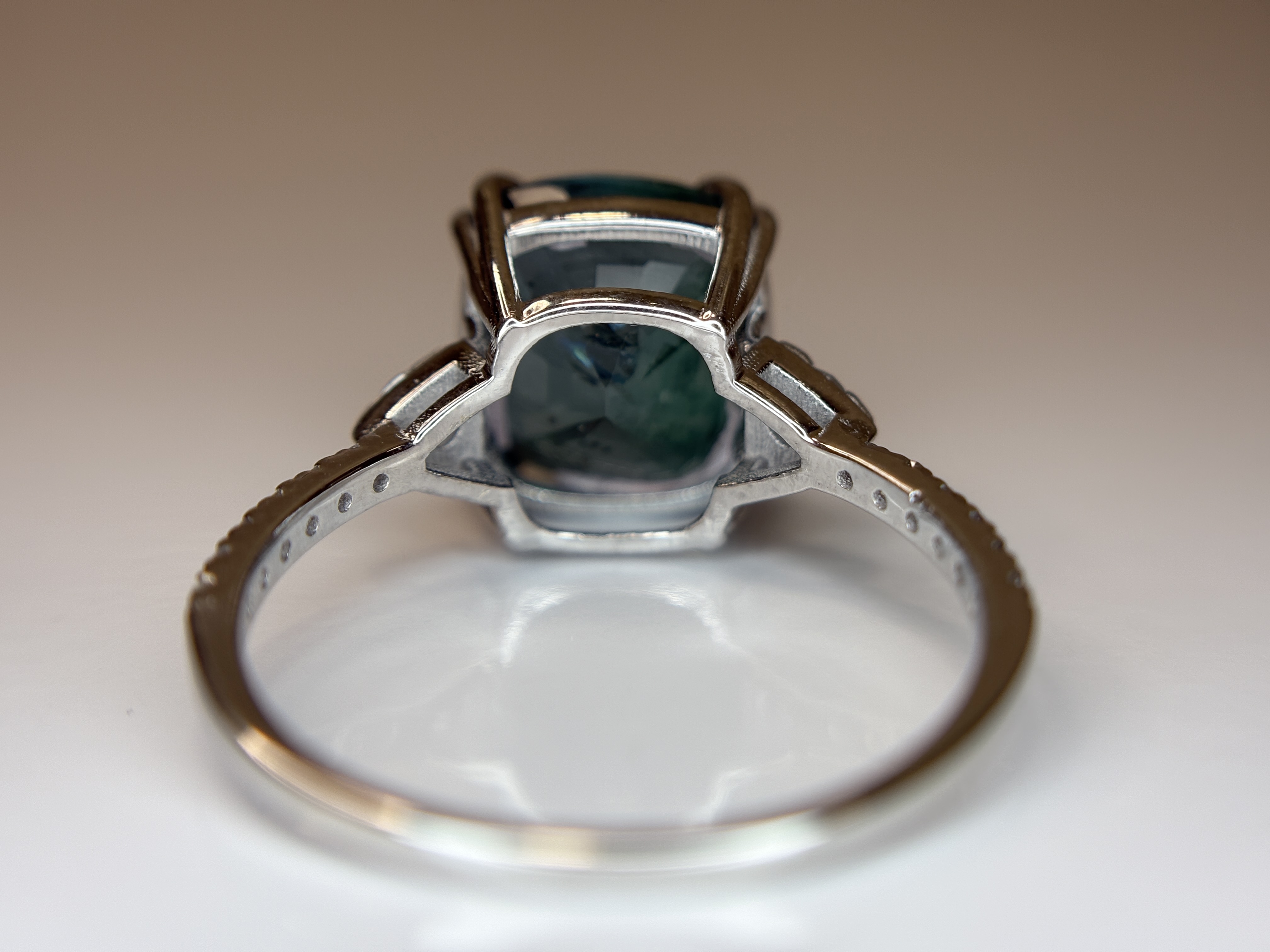 Beautiful Natural Emerald 4.75 CT With Natural Diamonds & 18k Gold