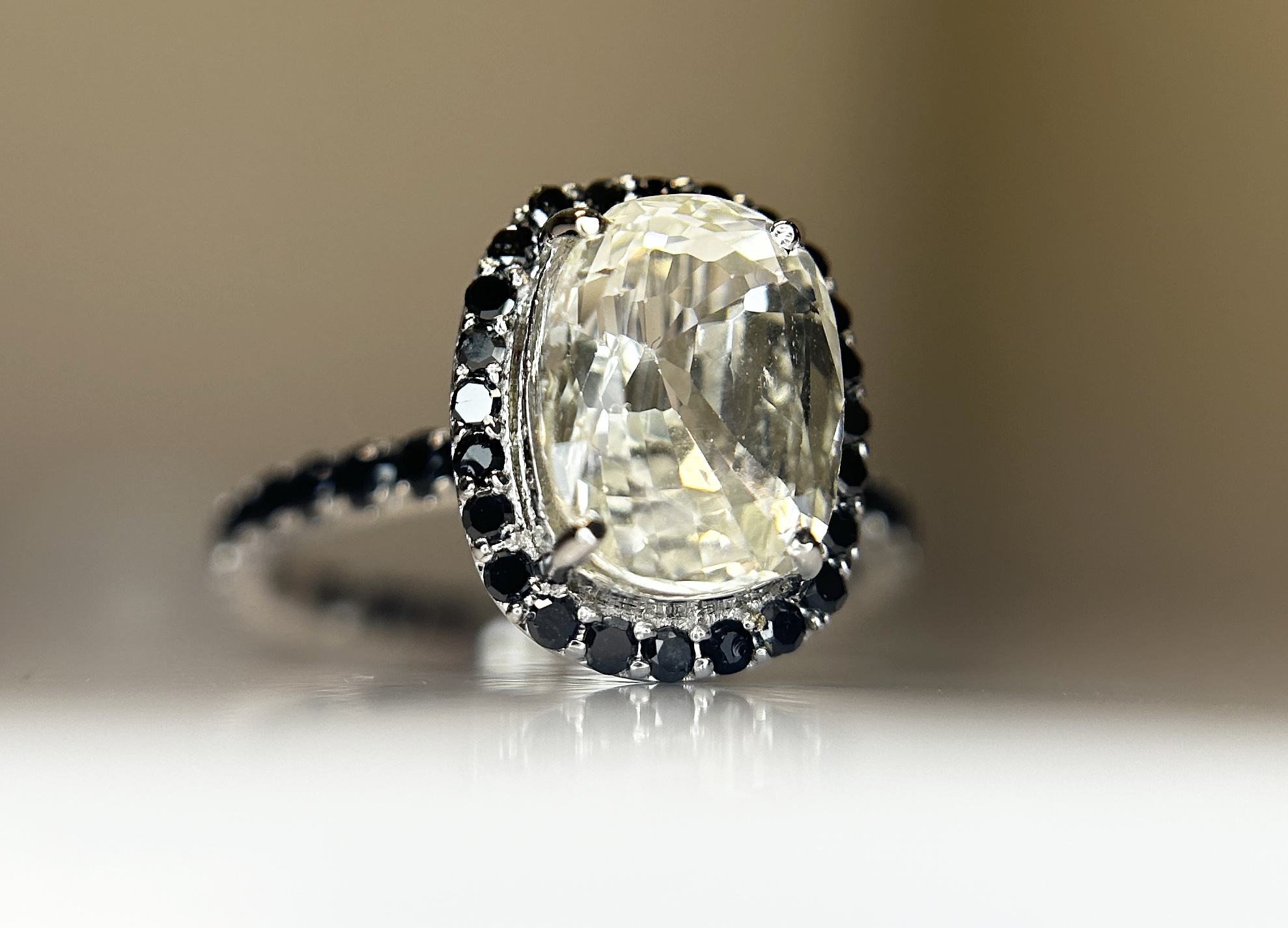 Beautiful 3.15CT Natural Ceylon White Sapphire W Natural Diamonds & 18k Gold