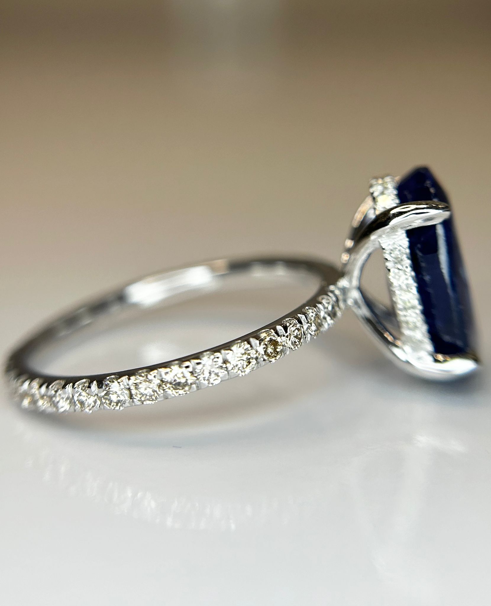 Beautiful 5.38 CT Natural Ceylon Royal Blue Sapphire Diamonds & 18k Gold