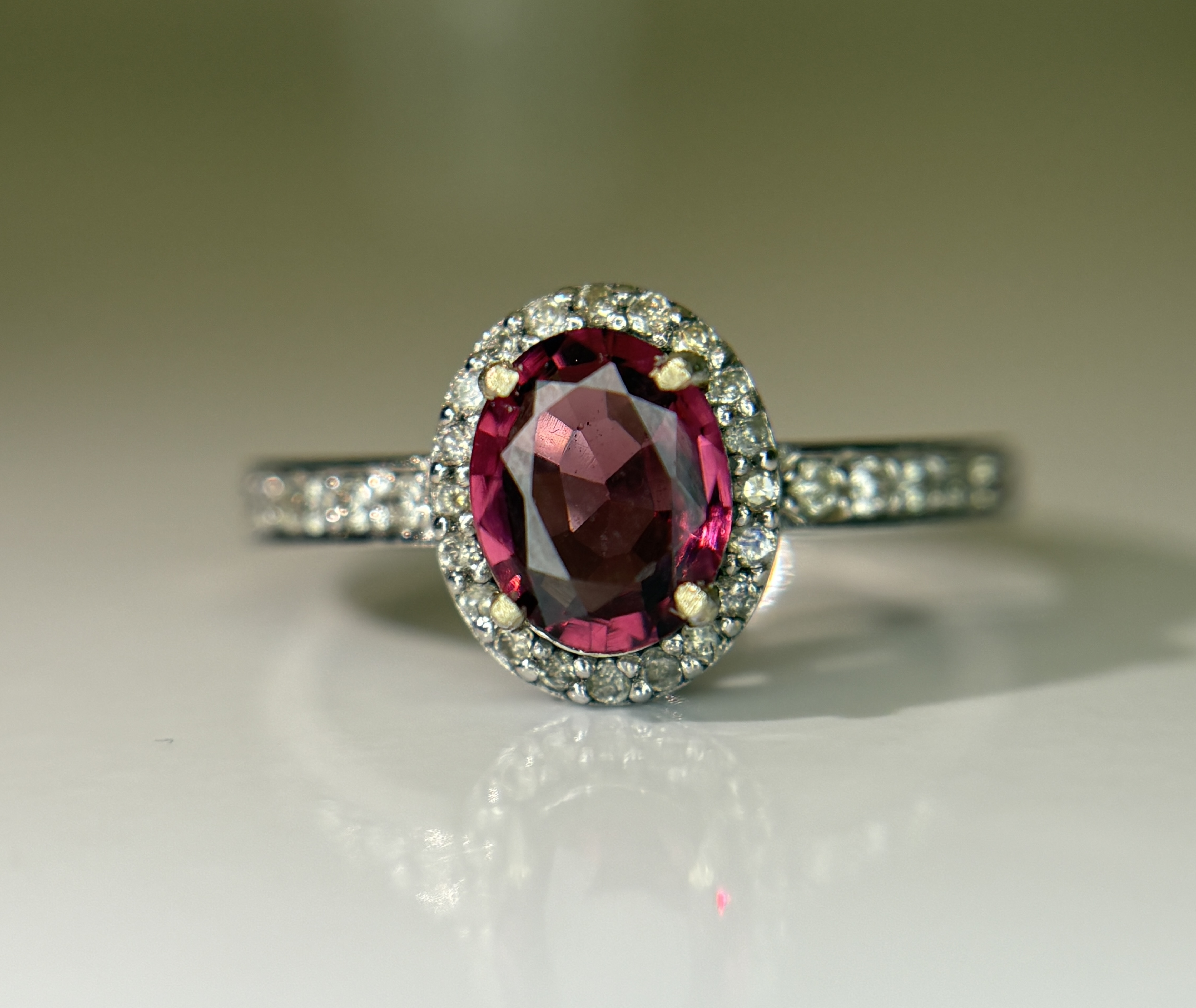 Beautiful Natural 1.00 Ct Spinel Ring With Diamonds and 18k Gold