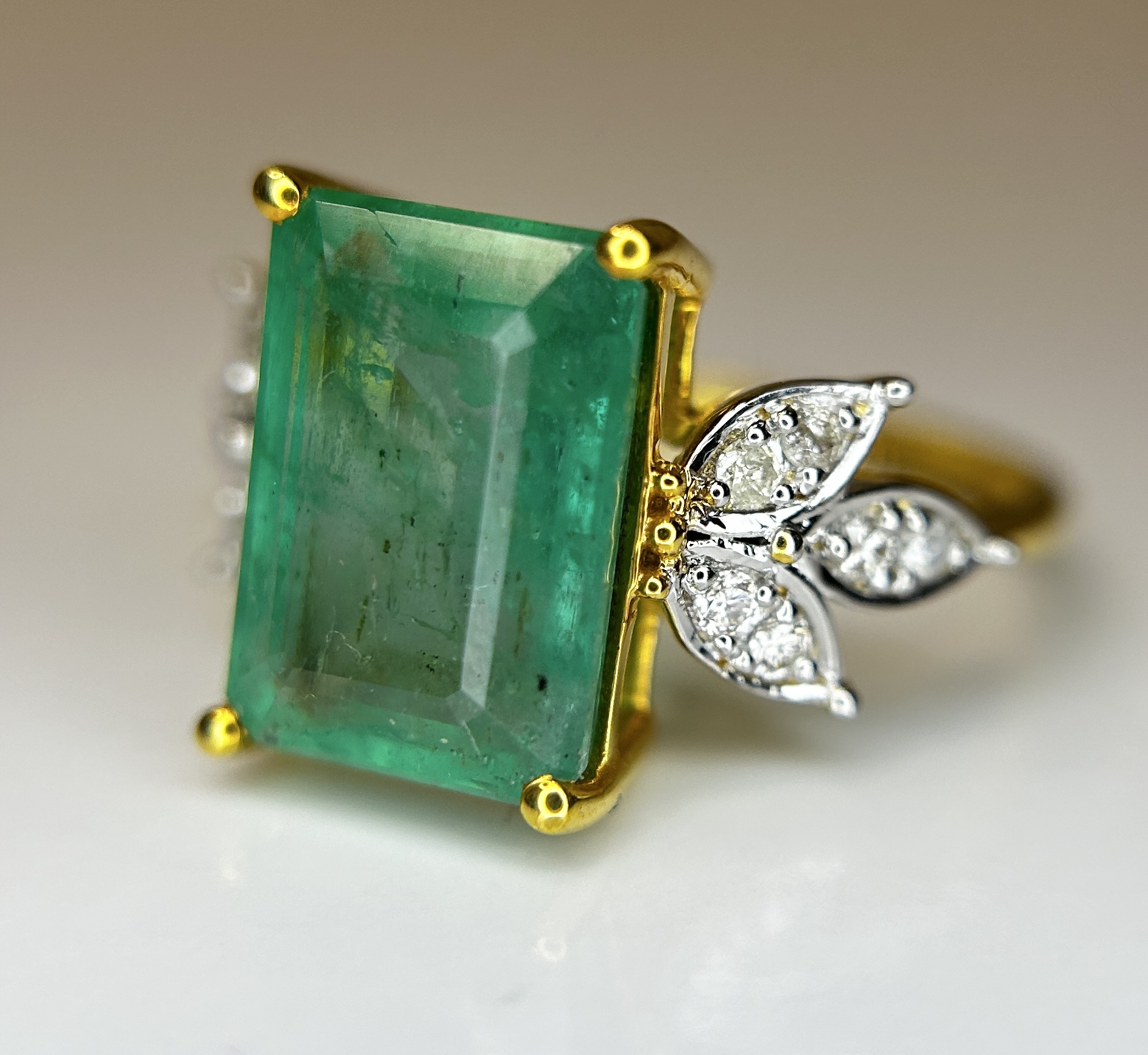 Beautiful Natural Emerald 4.32 CT With Natural Diamonds & 18k Gold
