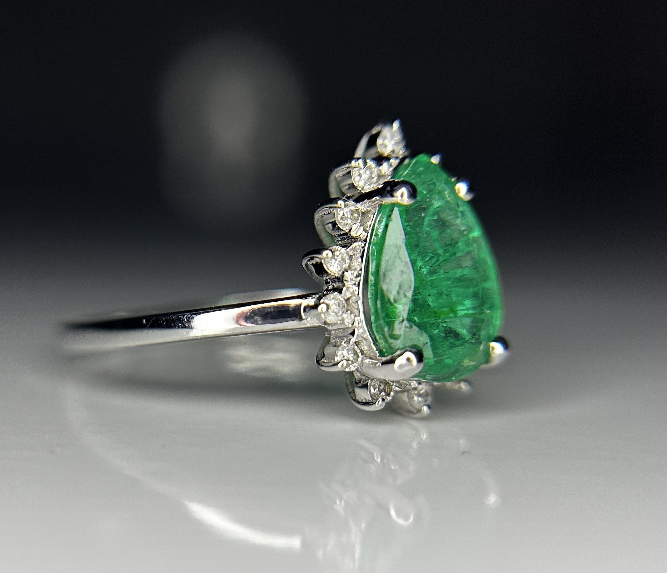 Beautiful 1.18ct Natural Emerald With Natural Diamonds & 18k Gold