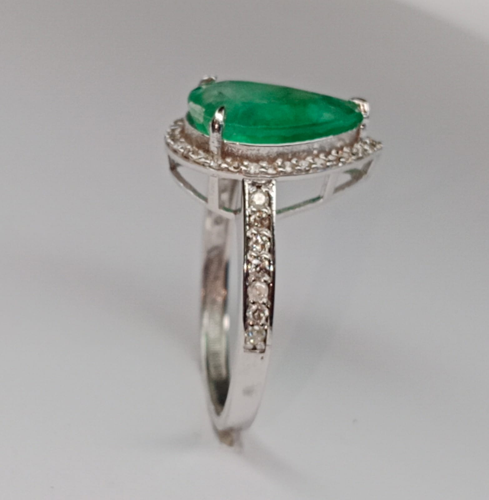 Beautiful 3.06 CT Natural Emerald With Natural Diamonds & 18kGold