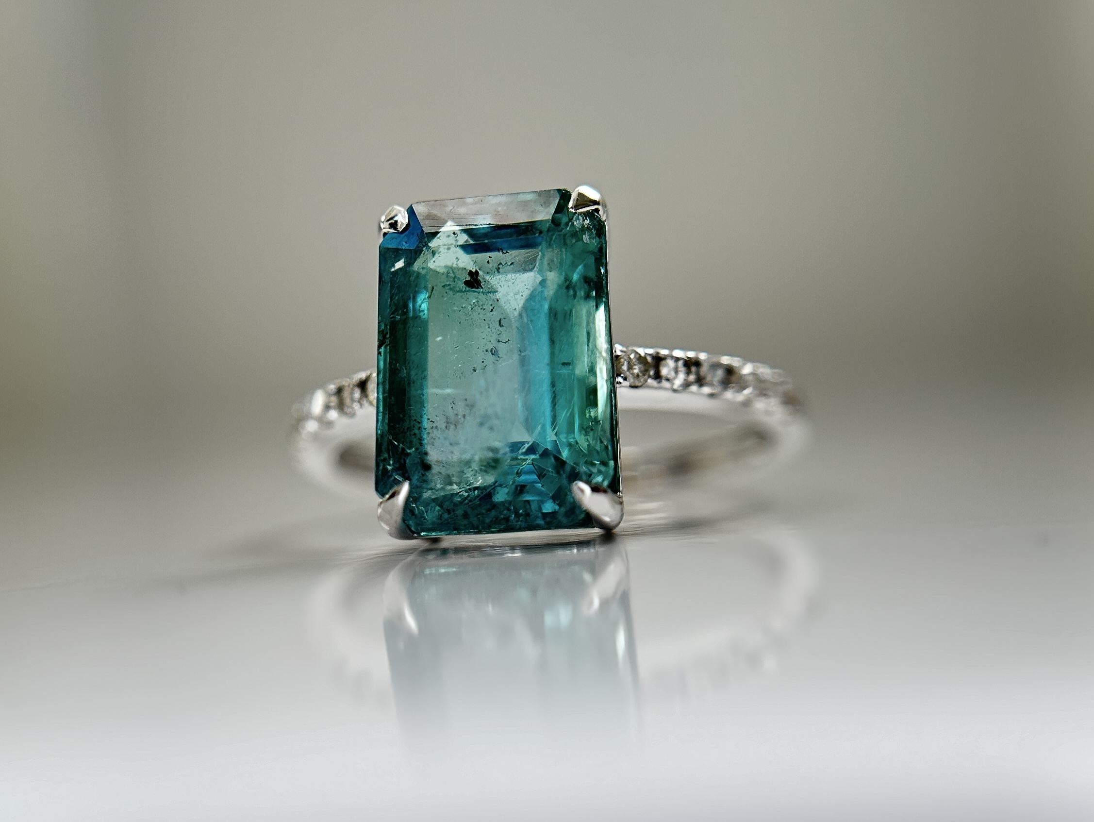Beautiful Natural Emerald 4.26 CT With Natural Diamonds & 18k Gold